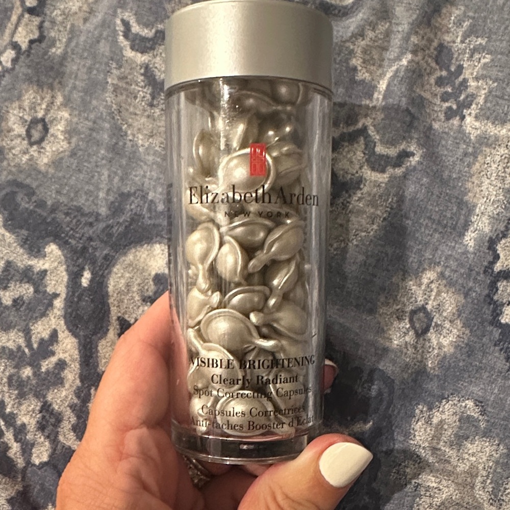 Elizabeth Arden Radiance Capsules in Silver